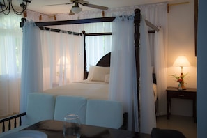 1 habitación, muebles diferentes y cortinas blackout