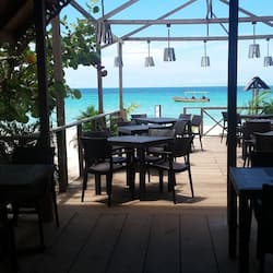Petit déjeuner, déjeuner et dîner servis sur place, vue sur la plage