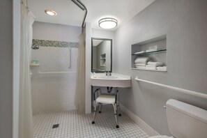 客房, 1 張特大雙人床, 無障礙 | 浴室 | 免費盥洗用品、吹風機、毛巾