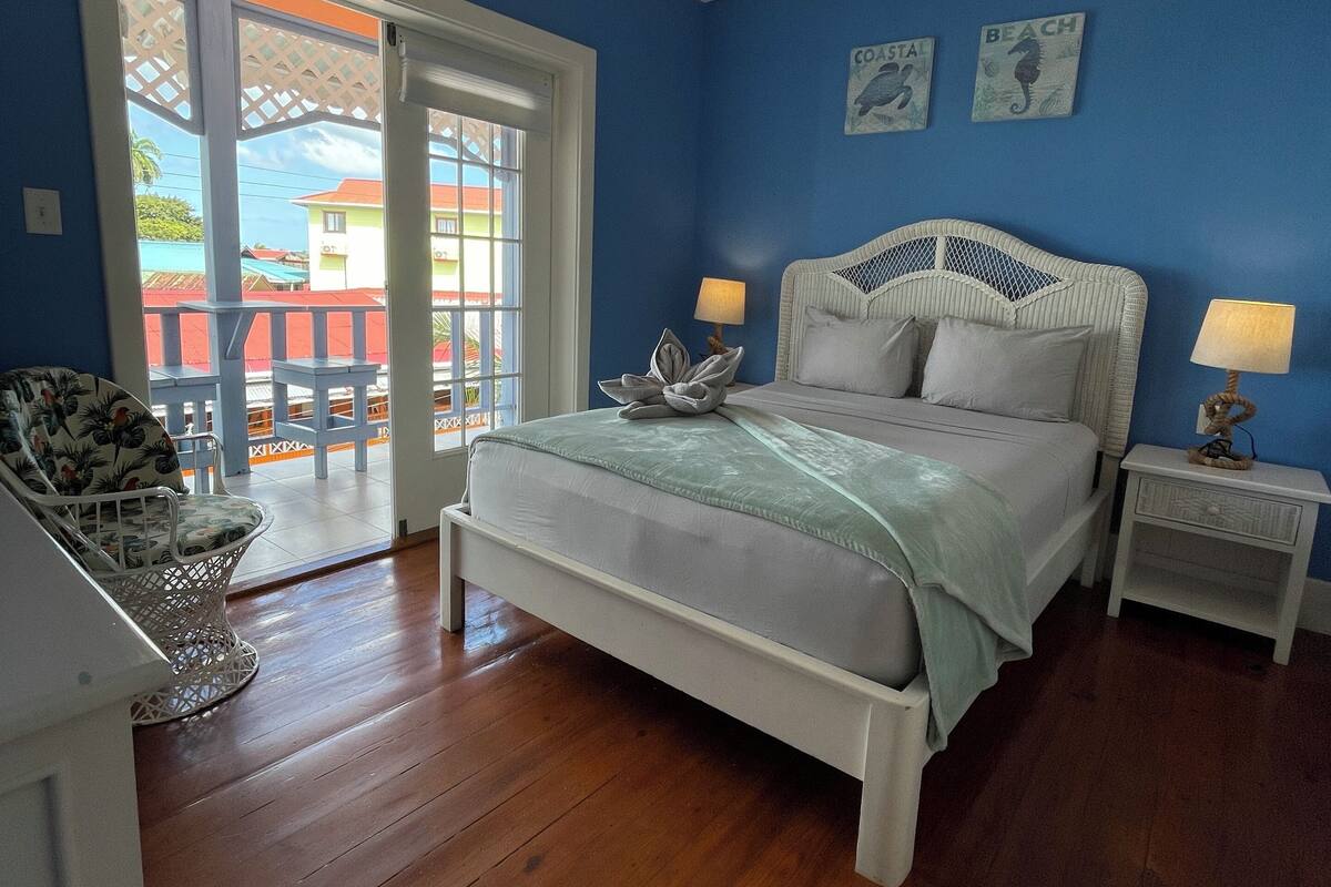 Standard Room, City View | Desk, WiFi (free), bed sheets