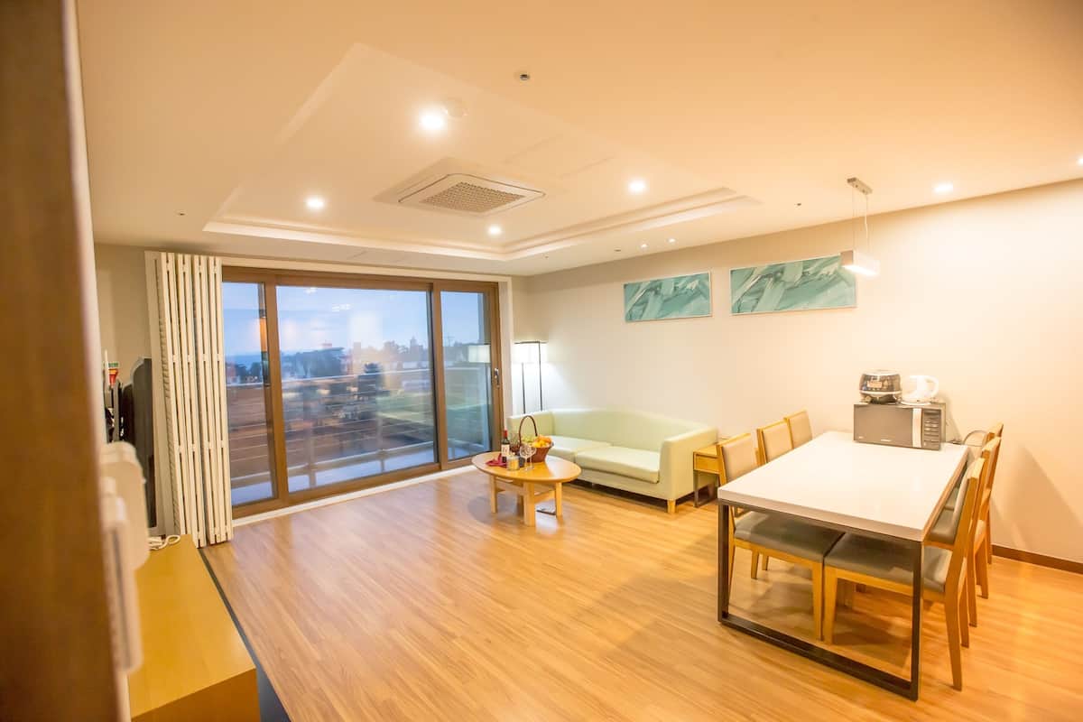 Royal Suite | Living area | Flat-screen TV