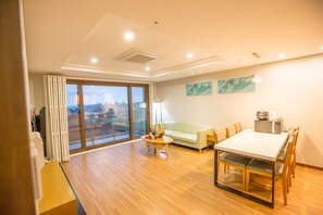 ห้องรอยัลสวีท | บริเวณนั่งเล่น | ทีวีจอแบน