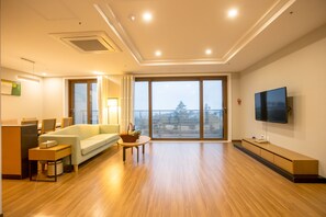 Vosco Suite | リビング エリア | 薄型テレビ