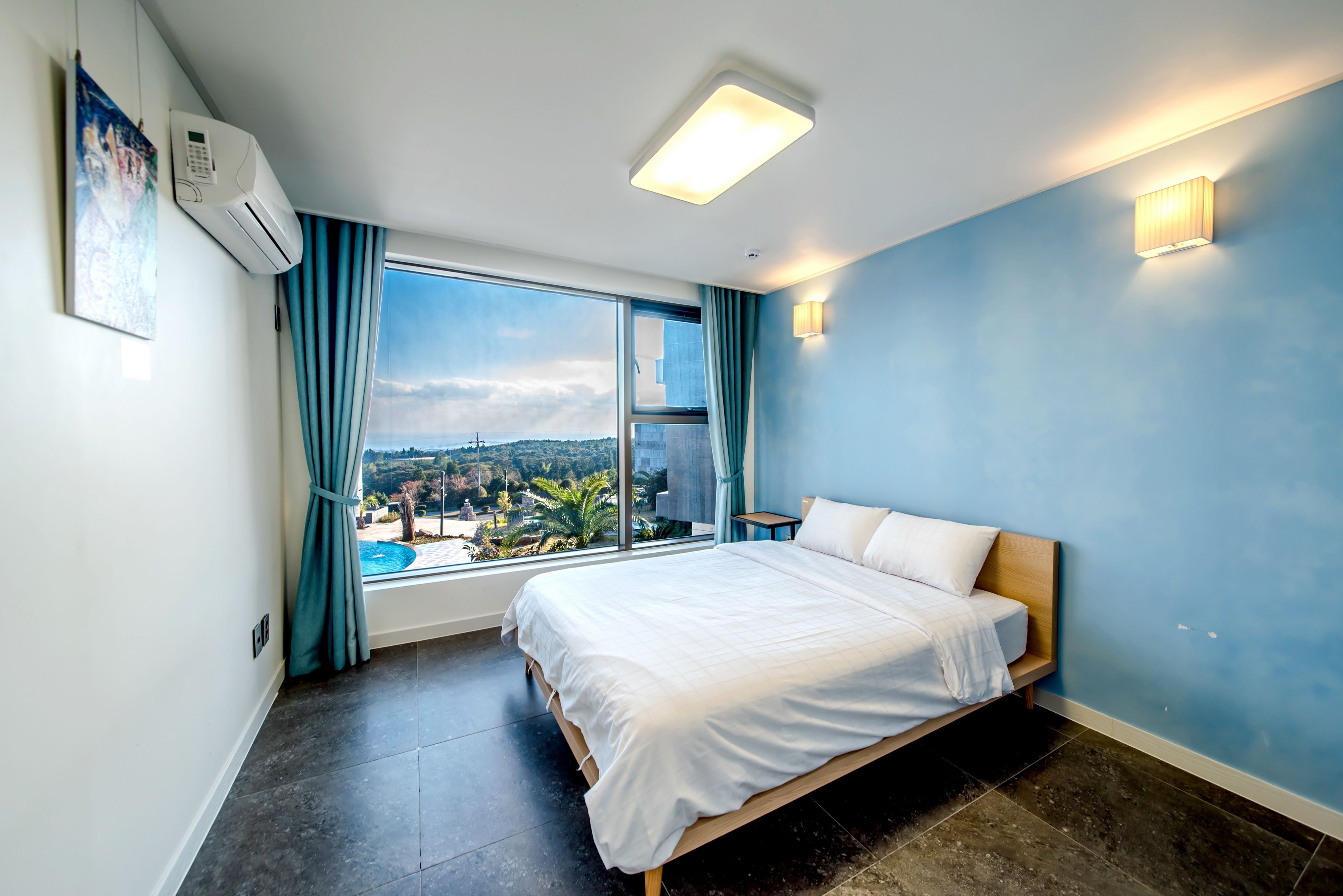 Cortinas blackout, wifi gratis y ropa de cama 