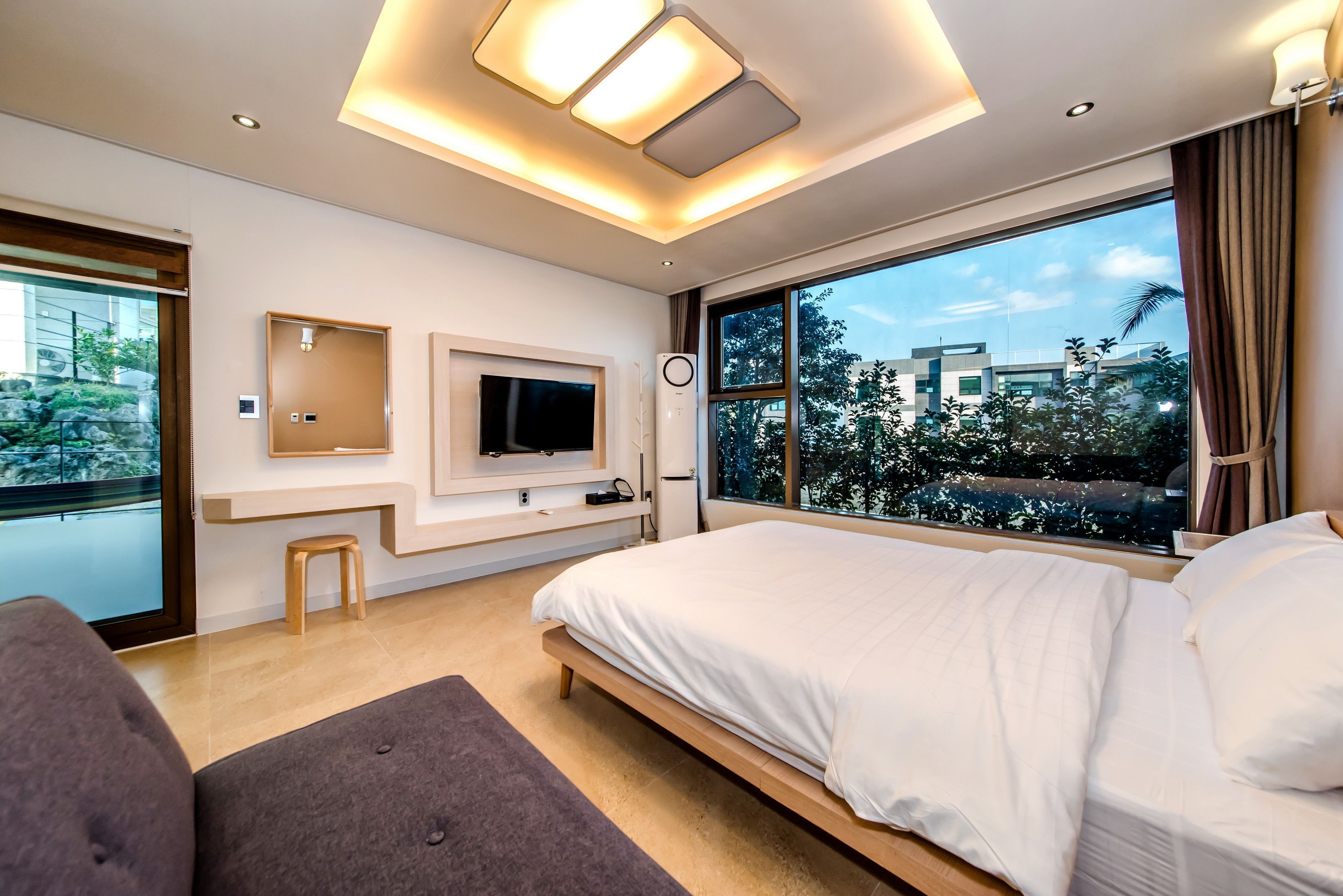 Blackout drapes, free WiFi, bed sheets