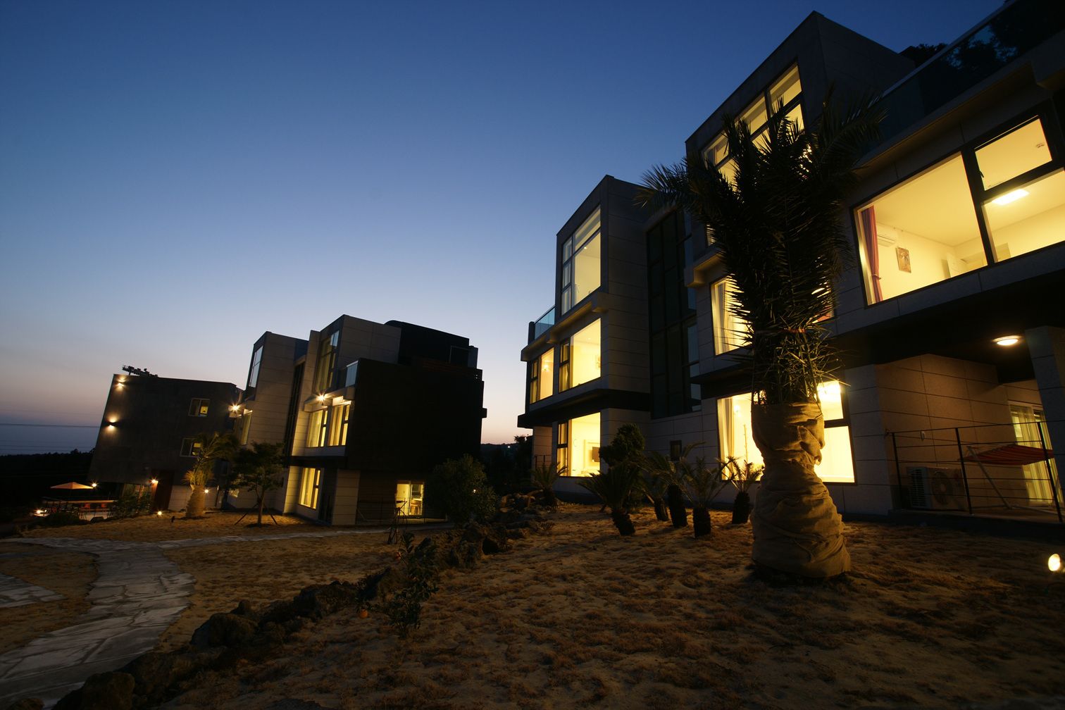 Majoituspaikan julkisivu illalla/yöllä