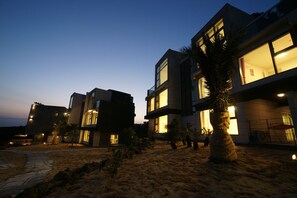 Façade de l’hébergement - soirée/nuit