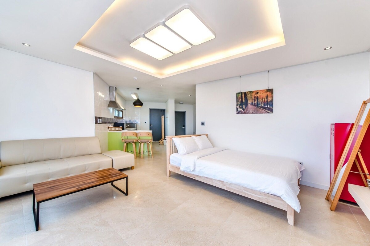 Cortinas blackout, wifi gratis y ropa de cama 