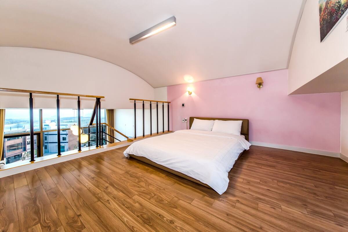 Blackout drapes, free WiFi, bed sheets