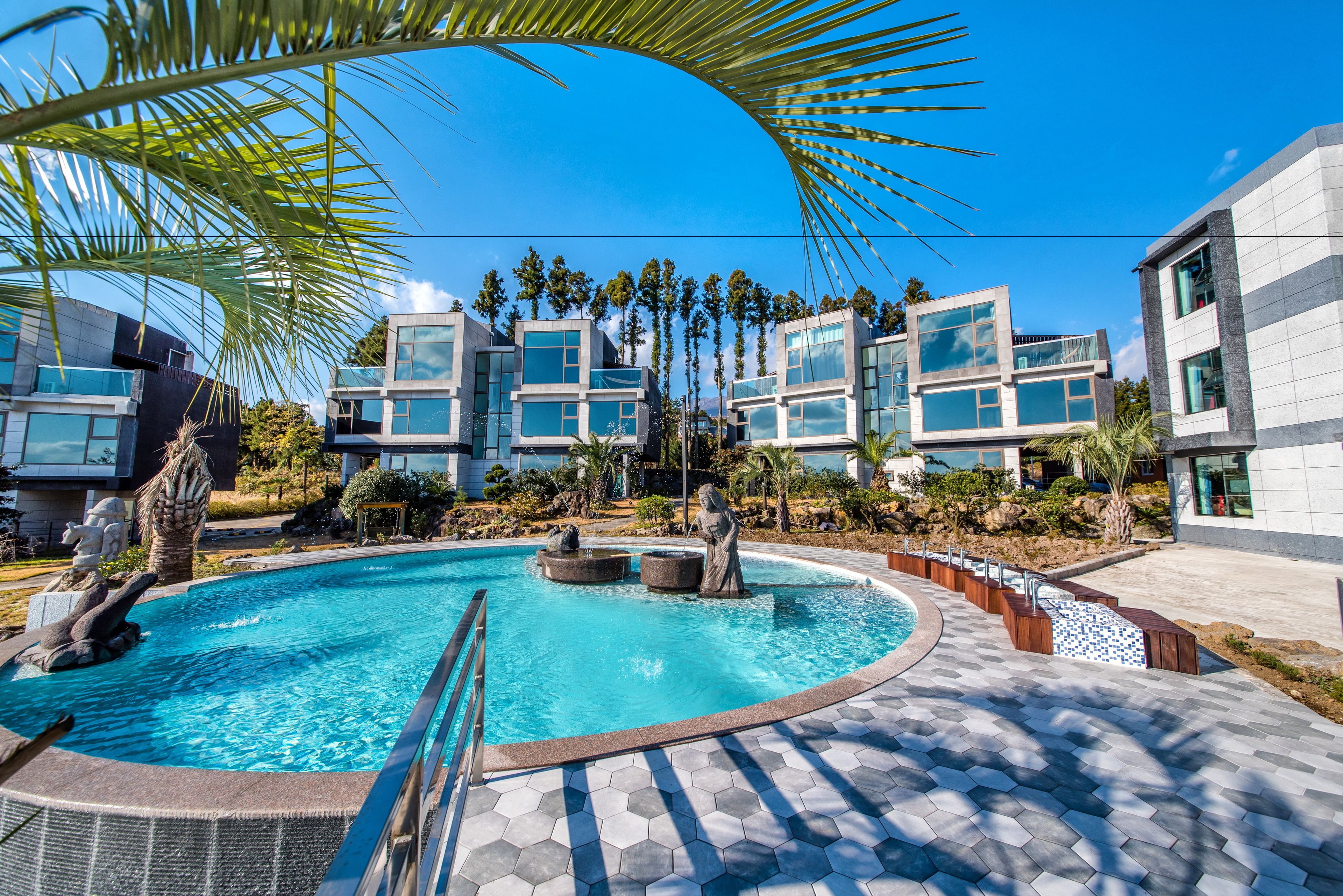 Una piscina al aire libre