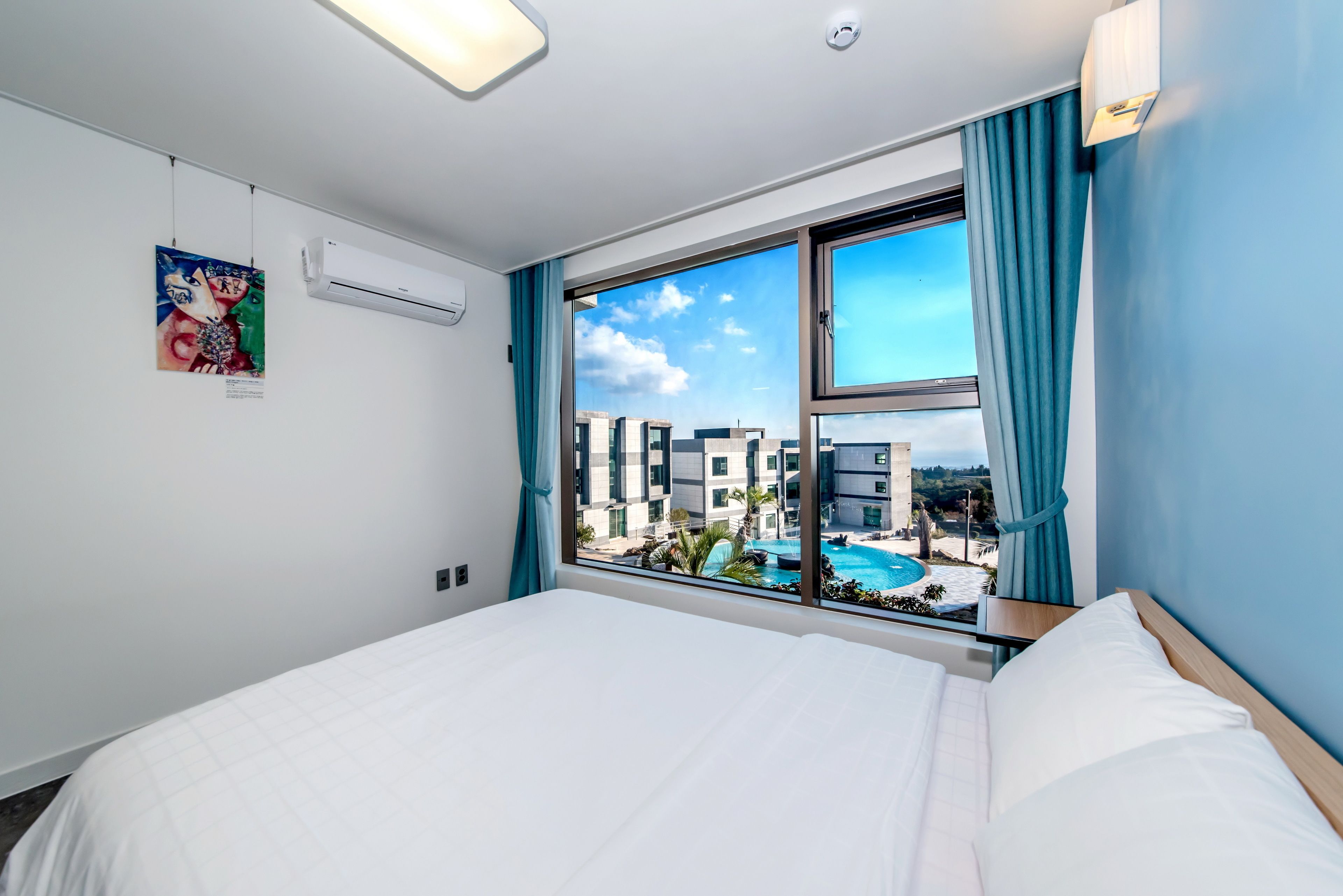 suite spa room | blackout curtains, free wifi, bed sheets