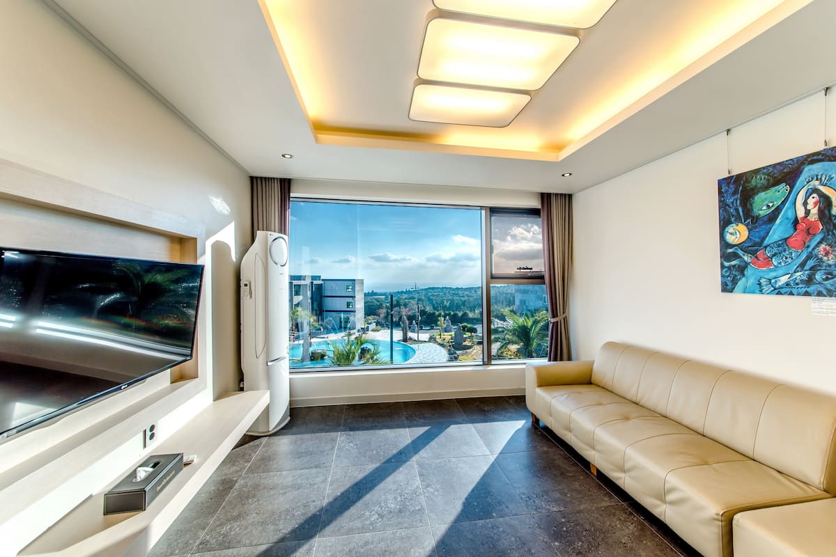 Suite Spa Room | Woonkamer | Een televisie en betaalfilms