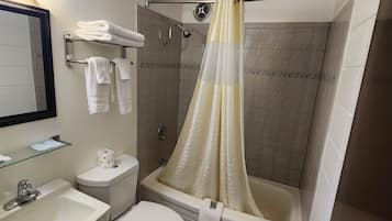 Rom – deluxe, 1 queensize-seng, ikke-røyk, kjøleskap og mikrobølgeovn | Bad | Kombinert dusj/badekar, toalettartikler (inkludert), hårføner og bidé