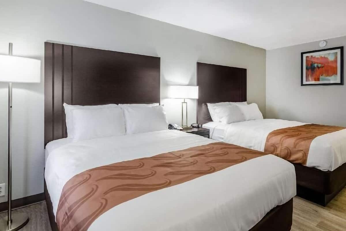 Escritorio, tabla de planchar con plancha, wifi gratis y ropa de cama