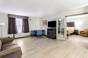 Desk, iron/ironing board, free WiFi, bed sheets - Quality Inn Bristol Pinnacle Area (Bristol)