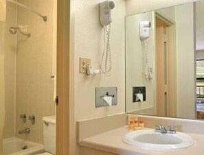Standard Room, 2 Double Beds, Smoking | Bathroom | Combined shower/tub, hair dryer, towels - Quality Inn Bristol Pinnacle Area (Bristol)