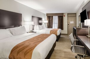 Escritorio, tabla de planchar con plancha, wifi gratis y ropa de cama 