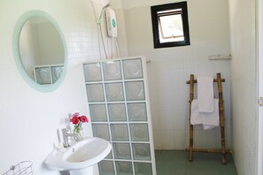 Double Bungalow | Baño | Regadera, amenidades de baño gratuitas, secadora de cabello, pantuflas 