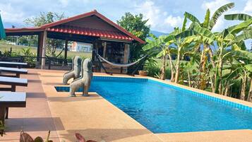 Utomhuspool, öppet 08.00 till 21.00, parasoller och solstolar