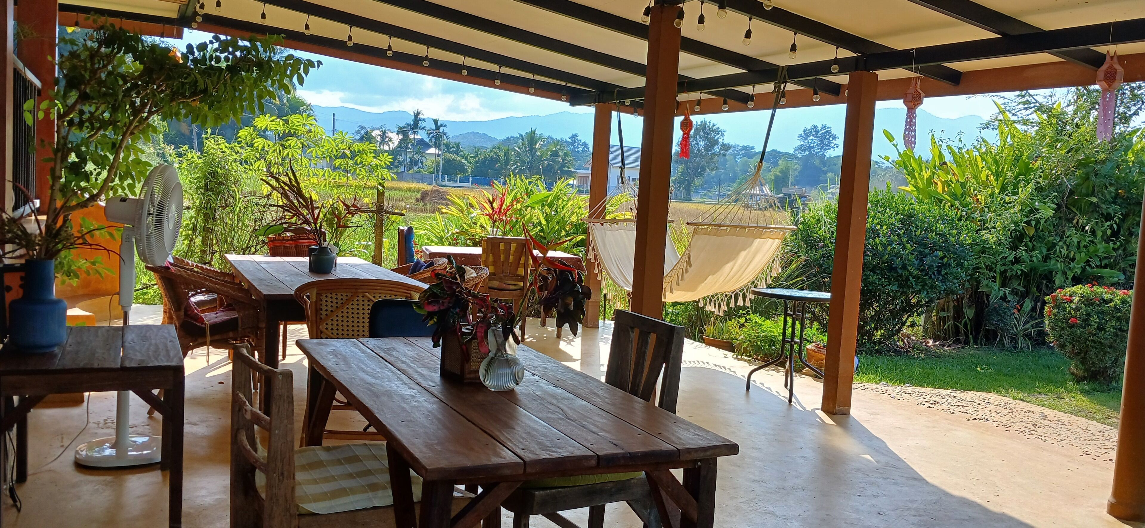 breakfast, lunch, dinner served; international cuisine