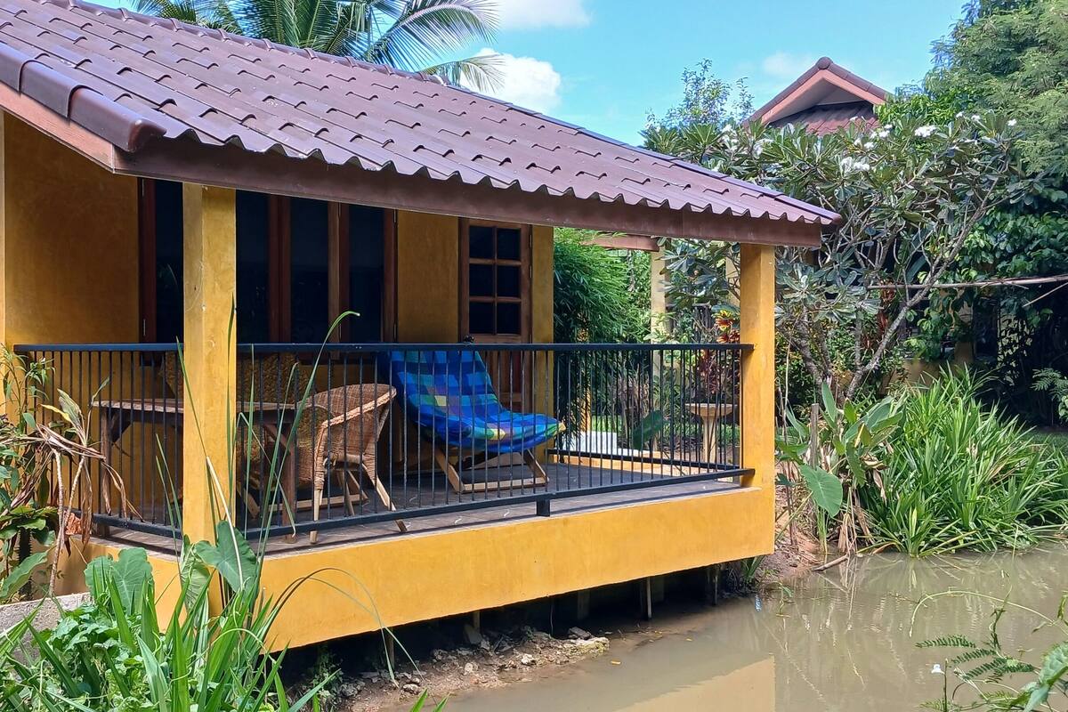 Superior Family Bungalow (1A) | Két bảo mật tại phòng, bàn, khu vực làm việc phù hợp cho laptop 