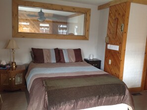 Premium Studio Suite, 1 Queen Bed | Premium bedding, individually decorated, individually furnished - 10th Avenue Guest House & Suites (Hanover)