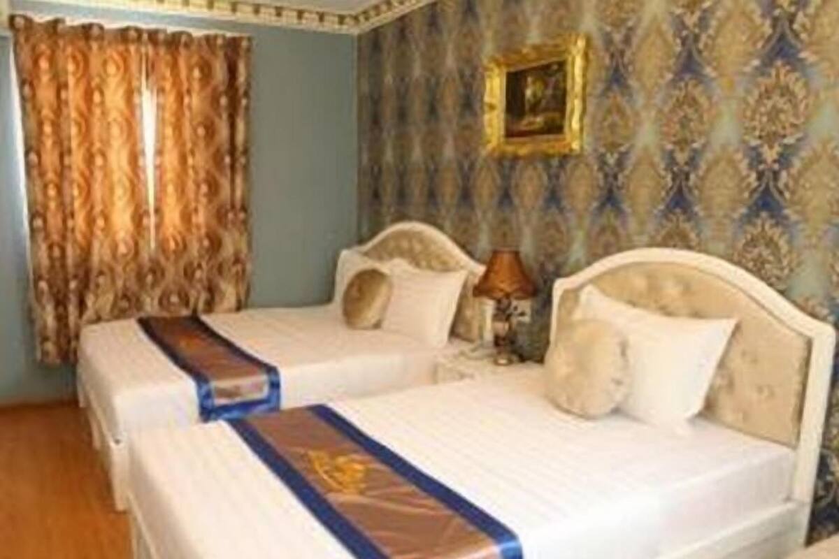 Family Room | Minibar, desk, free WiFi