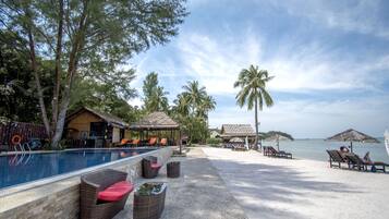 Kolam renang outdoor, dengan payung kolam renang dan kursi berjemur