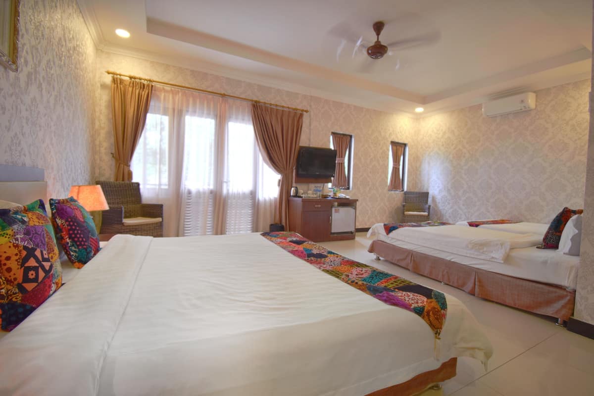 Phòng 4 dành cho gia đình, 1 phòng ngủ, quang cảnh một góc biển, cạnh bãi biển | 1 phòng ngủ, minibar, két bảo mật tại phòng, bàn