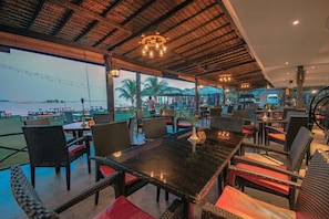 Se sirven desayunos, comidas y cocina internacional con vista a la playa