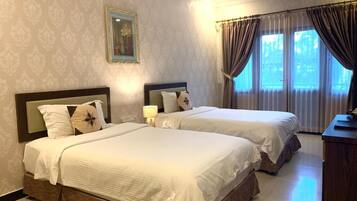 Apartemen Deluks, 1 kamar tidur, pemandangan laut terbatas, tepi pantai | Minibar, brankas, meja kerja, dan tirai kedap cahaya