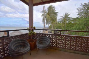 Deluxe Apartment, 1 Bedroom, Partial Sea View, Beachside | Balcony