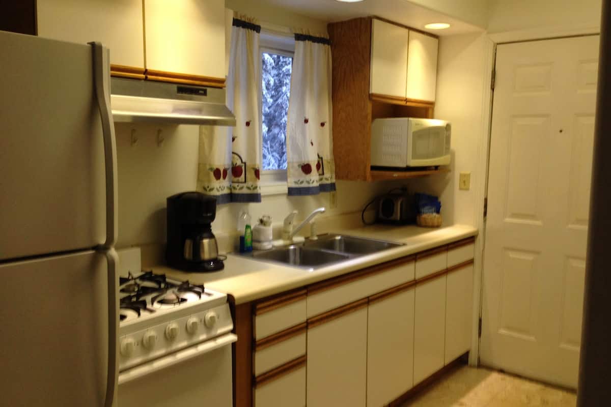 signature studio suite, kitchen | private kitchen | full-sized fridge, microwave, oven, stovetop