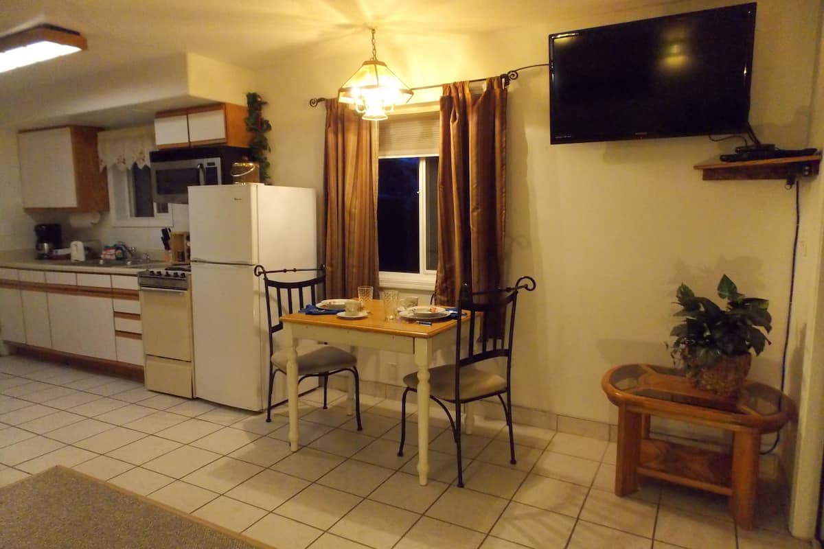 superior suite, 1 king bed, jetted tub | in-room dining