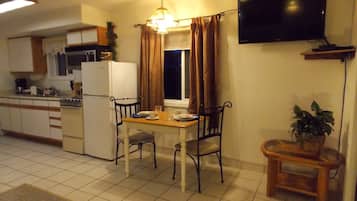 Suite Supérieure, 1 trÚs grand lit, bain à remous | Restauration dans la chambre