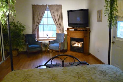 Superior Suite, 1 King Bed, Jetted Tub | Individually decorated, individually furnished, desk, laptop workspace
