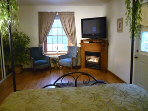 Suite Supérieure, 1 très grand lit, baignoire à jets | Décoration personnalisée, ameublement personnalisé, bureau