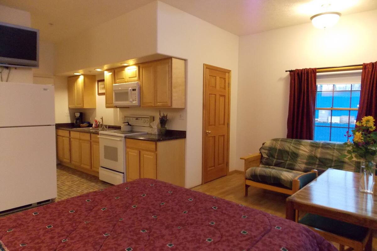 signature studio suite, kitchen | individually decorated, individually furnished, desk, laptop workspace