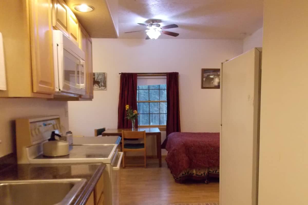 signature studio suite, kitchen | private kitchen | full-sized fridge, microwave, oven, stovetop