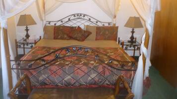 Suite Superior, 1 Tempat Tidur King, jet tub | 1 kamar tidur dan didekorasi berbeda-beda