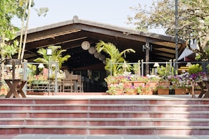 2 restaurantes, se sirven desayunos, comidas, cenas y cocina india