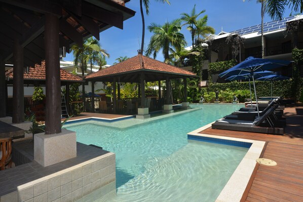2 outdoor pools, a heated pool - Seascape Holidays- Hibiscus Apartment (Port Douglas)