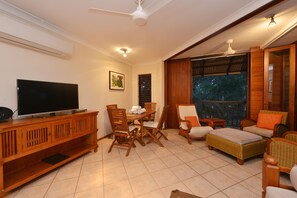 In-room dining - Seascape Holidays- Hibiscus Apartment (Port Douglas)