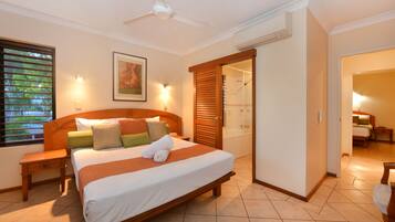 Apartemen, 2 kamar tidur, pemandangan resor | Didekorasi berbeda-beda dan dilengkapi dengan perabotan berbeda-beda