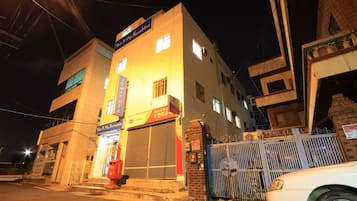Mặt tiền nơi lưu trú