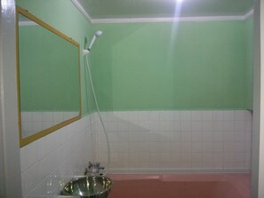 Tomannsrom | Bad | Dusj, hårføner og håndklær