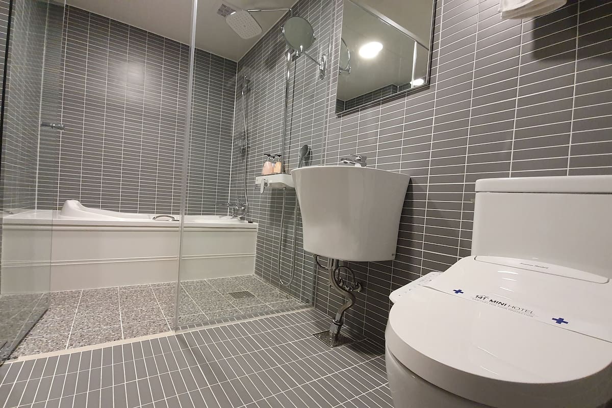 deluxe twin room | bathroom | free toiletries, hair dryer, bathrobes, slippers