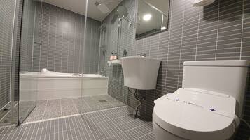 Deluxe Twin Room | Bathroom | Free toiletries, hair dryer, bathrobes, slippers