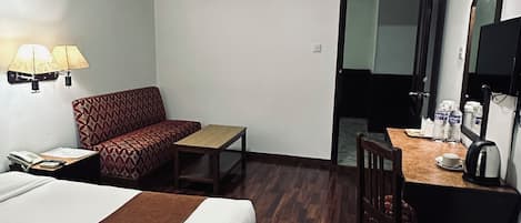 Escritorio, wifi gratis y ropa de cama