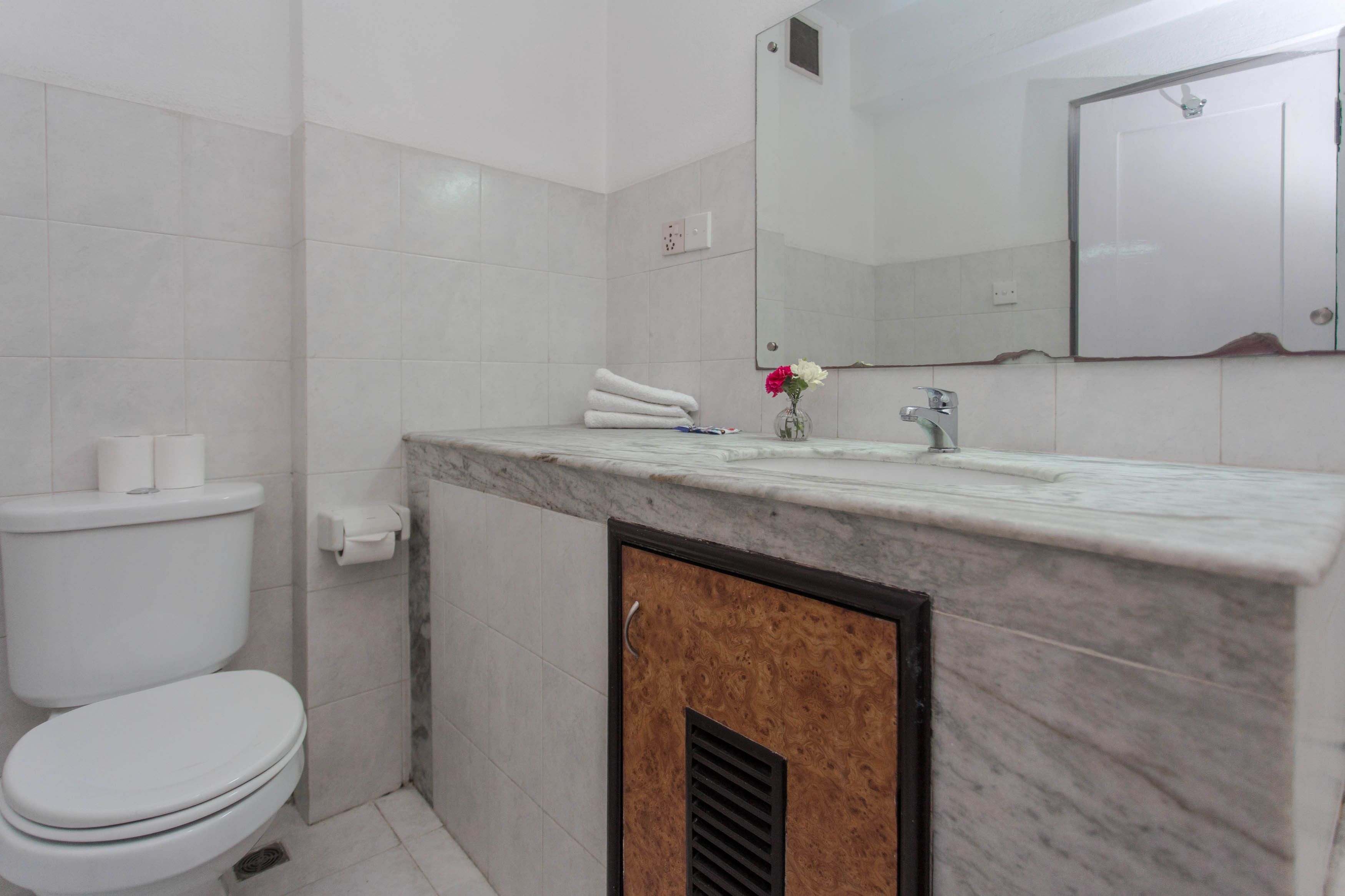 deluxe double or twin room | bathroom | free toiletries, hair dryer, slippers, towels